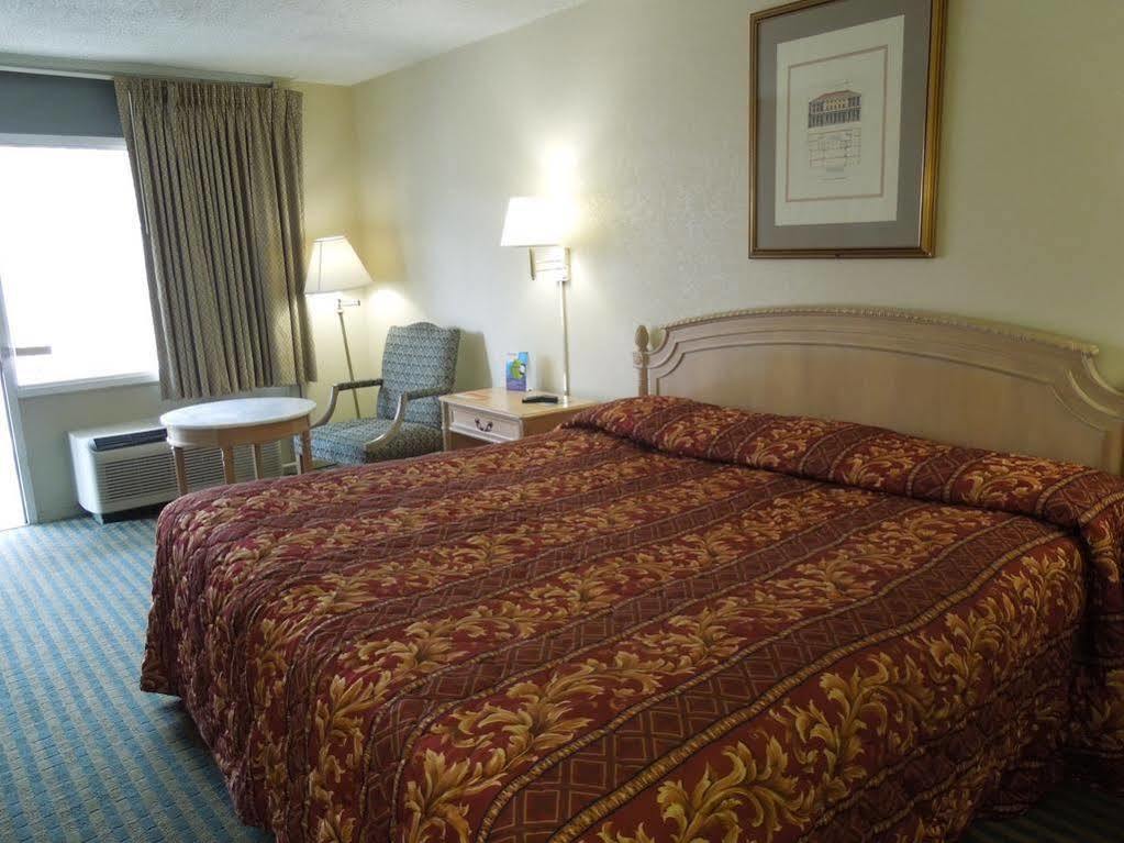 Red Roof Inn Fredericksburg North Eksteriør billede